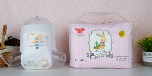Il cotone assorbe l'urina per il bambino